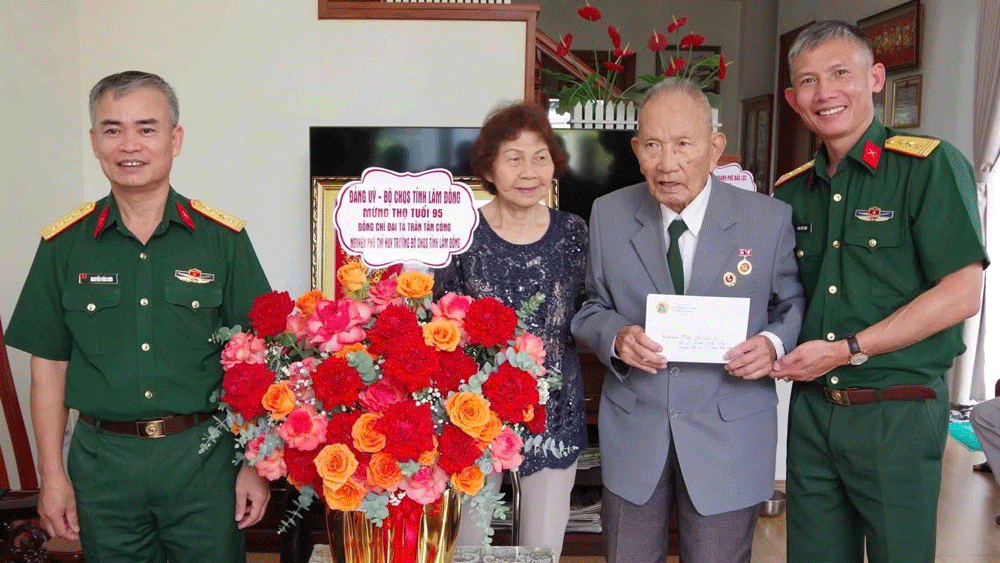 Đảng uỷ Bộ CHQS tỉnh tổ chức lễ mừng thọ Đại tá Trần Tấn Công