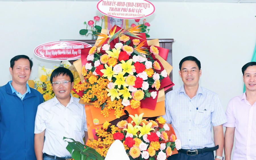 Các cơ quan, đơn vị chúc mừng Văn phòng Báo Lâm Đồng tại TP Bảo Lộc nhân ngày 21/6