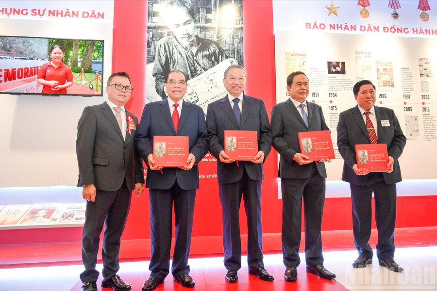 Tổng Bí thư Tô Lâm tham quan không gian trưng bày Hội báo toàn quốc 2025