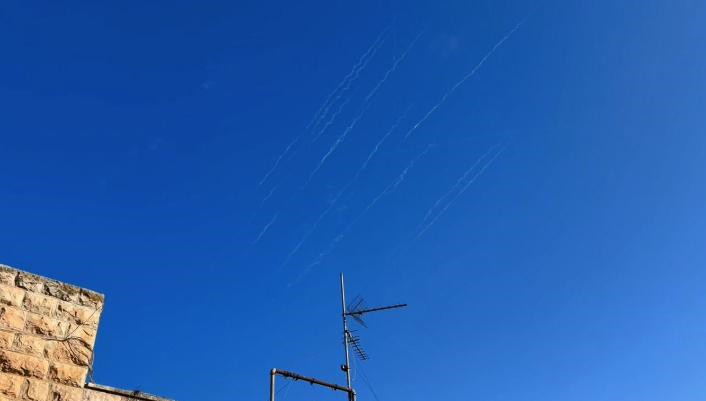 Căng thẳng Israel-Iran: Iran và Israel tiếp tục các đòn không kích, Ngoại trưởng Iran cảnh báo trả đũa
