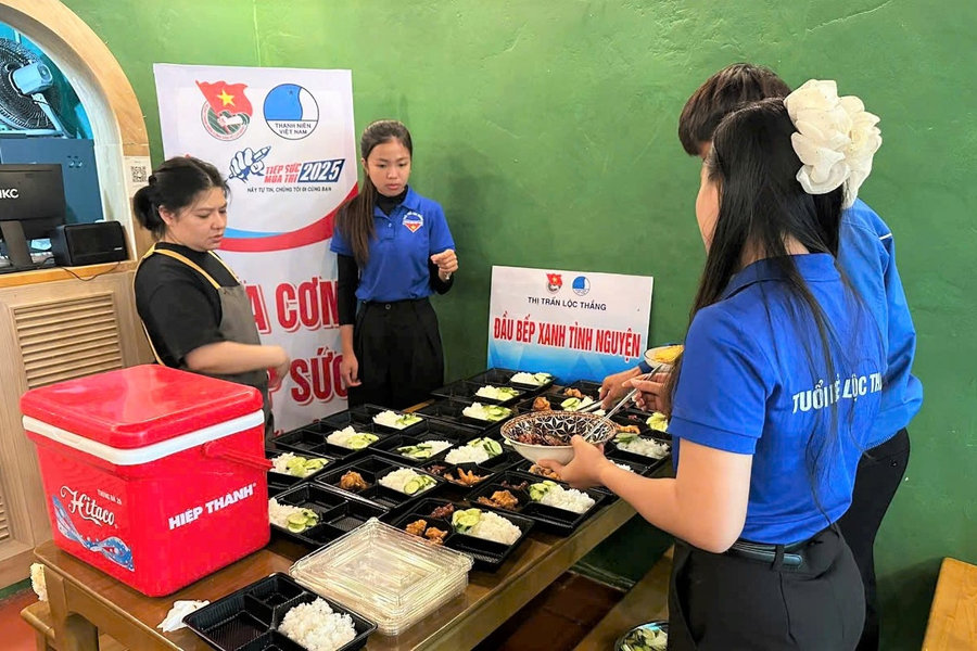 Bảo Lâm: Thanh niên tình nguyện tặng học bổng và nấu cơm miễn phí tặng sĩ tử khó khăn