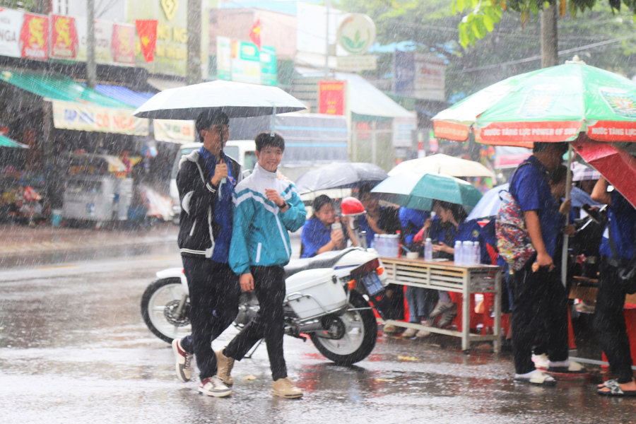 Thanh niên tình nguyện Bảo Lộc đội mưa đồng hành cùng sĩ tử