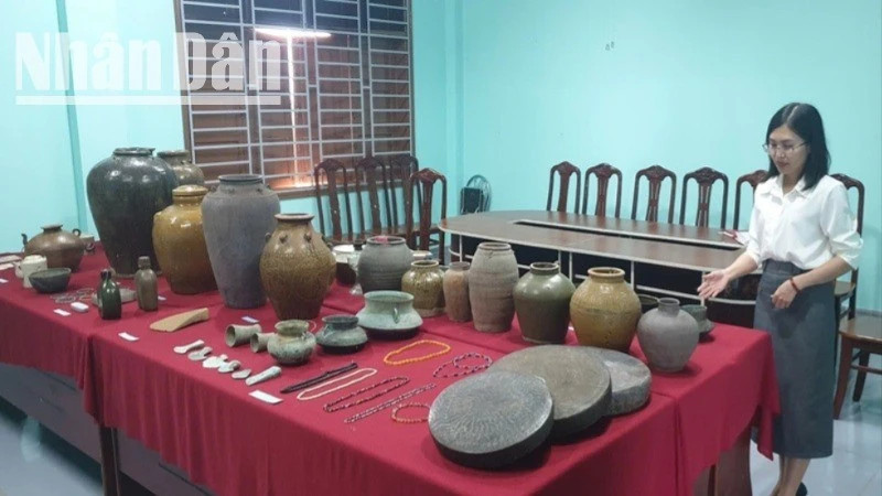 Tặng Bảo tàng Đắk Nông 284 tư liệu, hiện vật