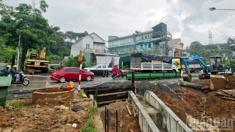 Tạm dừng thi công cống trên Quốc lộ 20 để chống ùn tắc giao thông