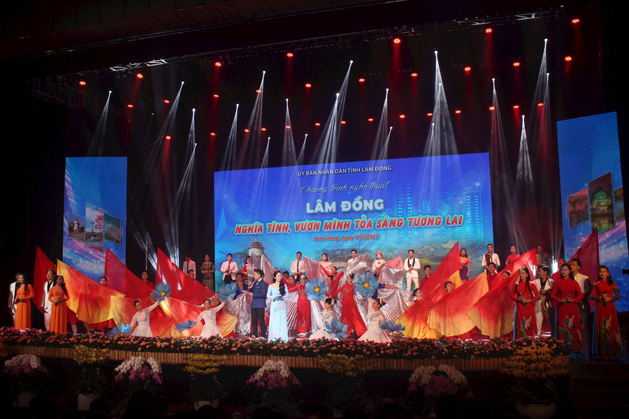Chương trình nghệ thuật “Lâm Đồng - Nghĩa tình, vươn mình tỏa sáng tương lai”