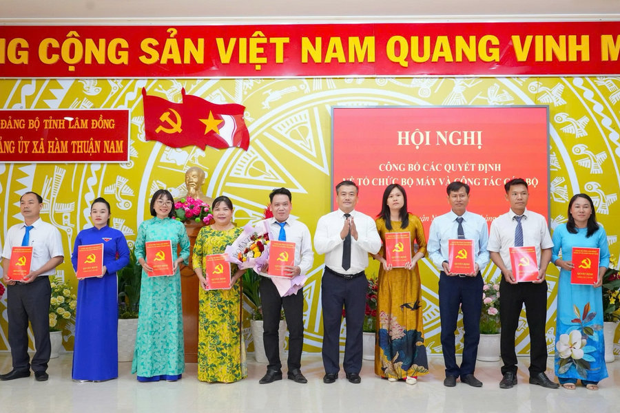 Đảng ủy xã Hàm Thuận Nam: Công bố các quyết định về tổ chức bộ máy và công tác cán bộ