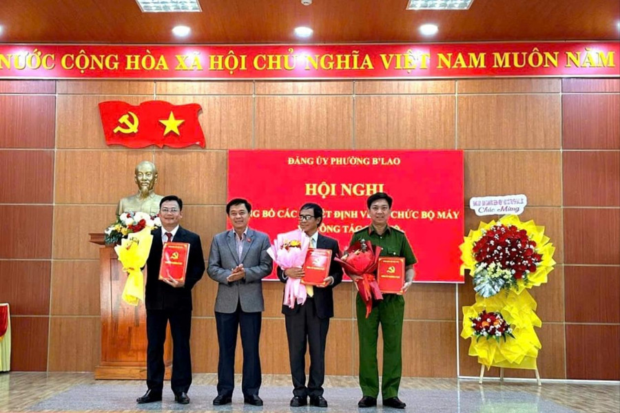Phường B’Lao tổ chức công bố các quyết định về công tác cán bộ