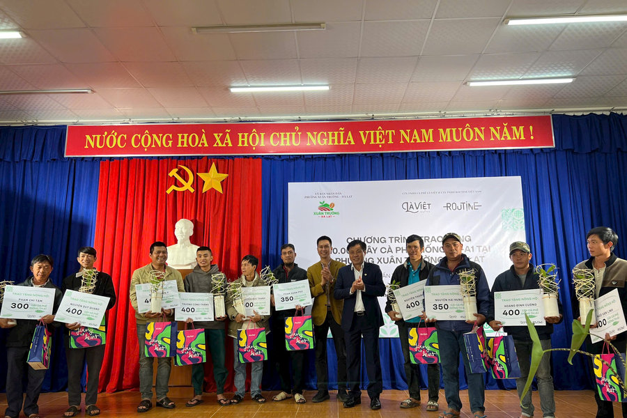 Trao tặng 10.000 cây cà phê giống chất lượng cao cho nông dân