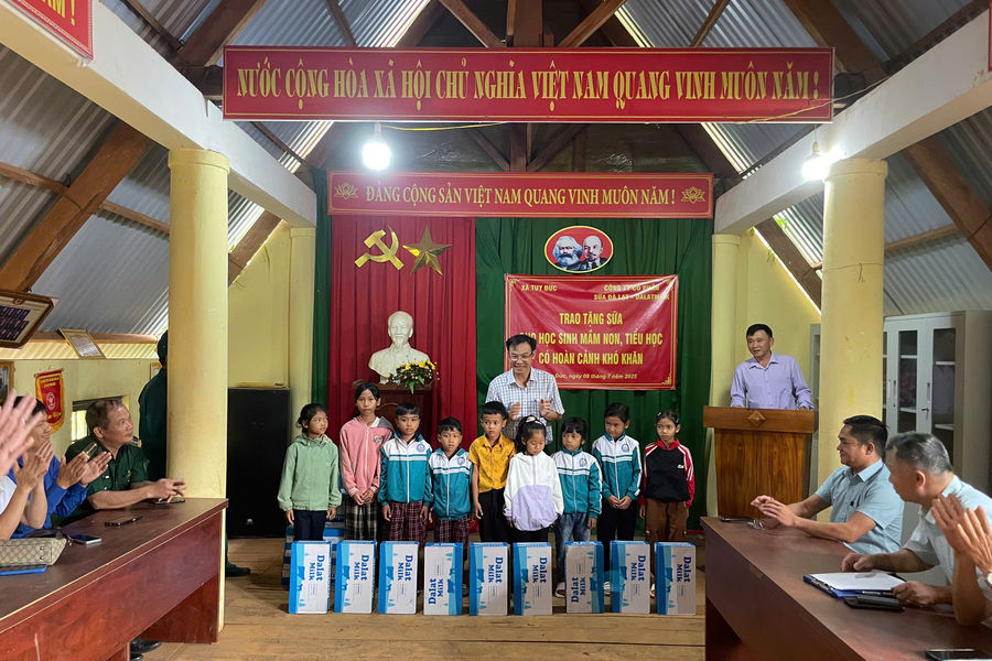 Trao tặng sữa cho trẻ em có hoàn cảnh khó khăn xã Tuy Đức