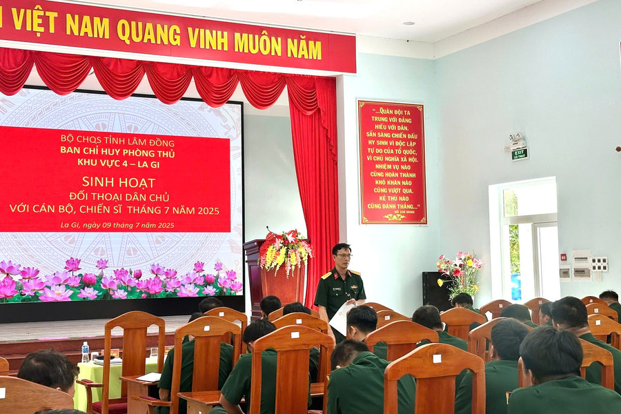 Sinh hoạt đối thoại dân chủ với cán bộ, chiến sĩ
