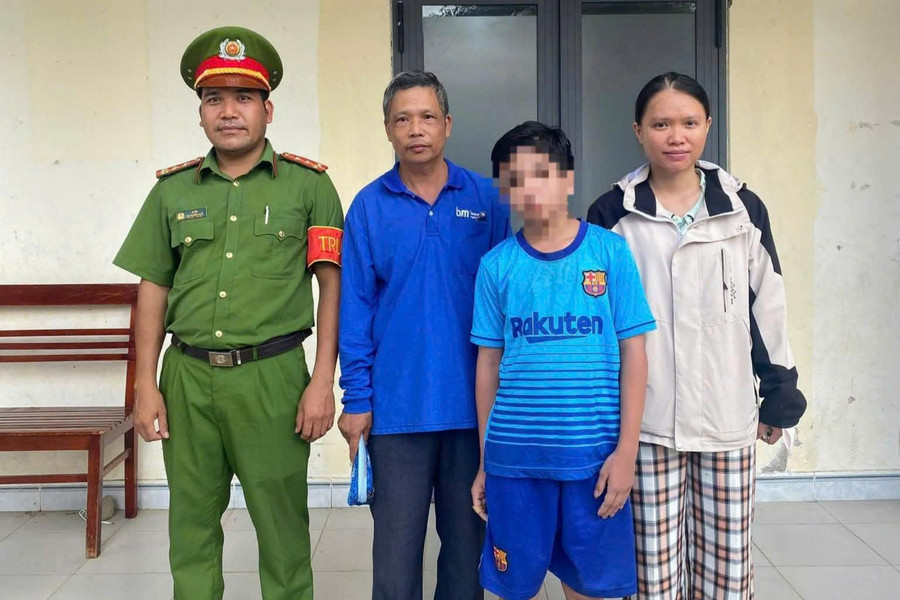 Công an xã Đạ Huoai 3 giúp bé trai 11 tuổi đi lạc về với gia đình