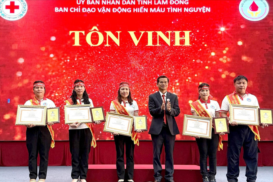 Tôn vinh những người “anh hùng” thầm lặng