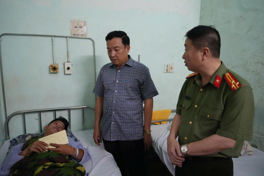 Lãnh đạo Công an tỉnh thăm, động viên Trung tá Công an bị thương