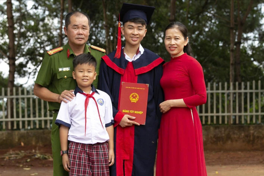 Hành trình đạt thủ khoa trường chuyên của cậu học trò vùng biên