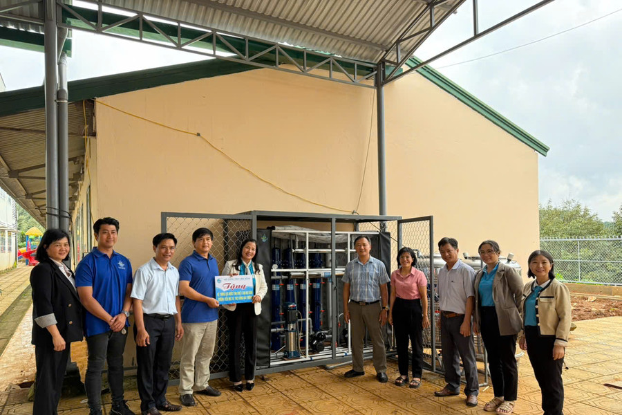 Bàn giao công trình nước uống tinh khiết cho ngôi trường vùng sâu