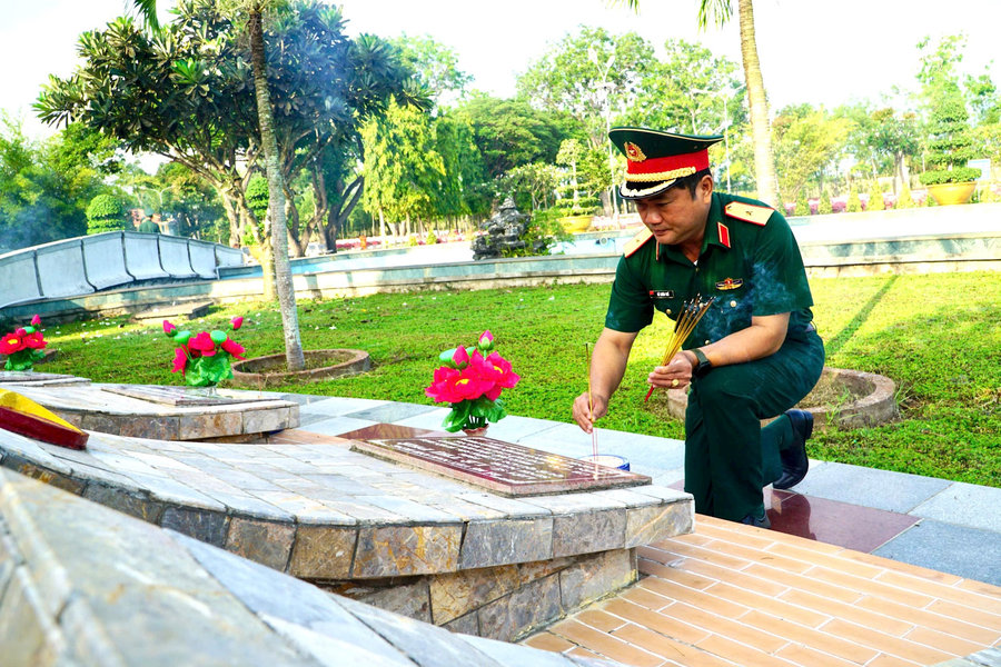 Bộ Tư lệnh Quân khu 7 viếng các anh hùng liệt sĩ tại Nghĩa trang liệt sĩ tỉnh Lâm Đồng
