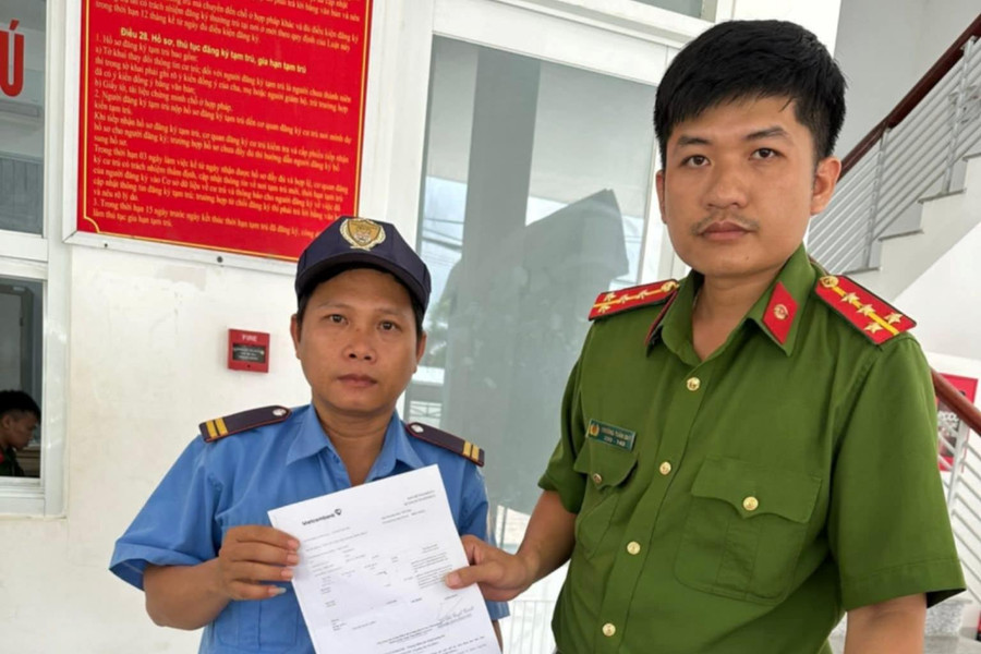 Nhân viên bảo vệ trả lại số tiền lớn cho người chuyển nhầm