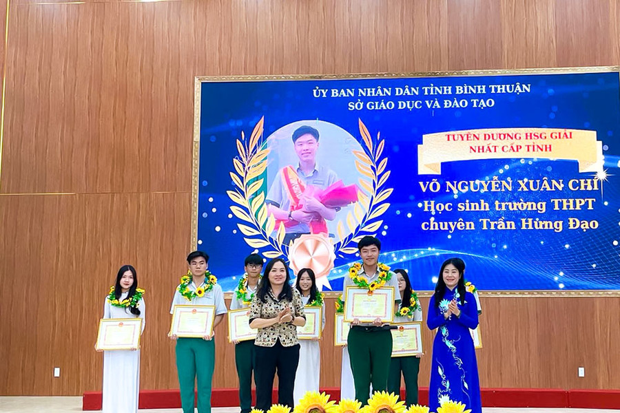 Câu chuyện truyền cảm hứng của cậu học trò Trường Chuyên Trần Hưng Đạo