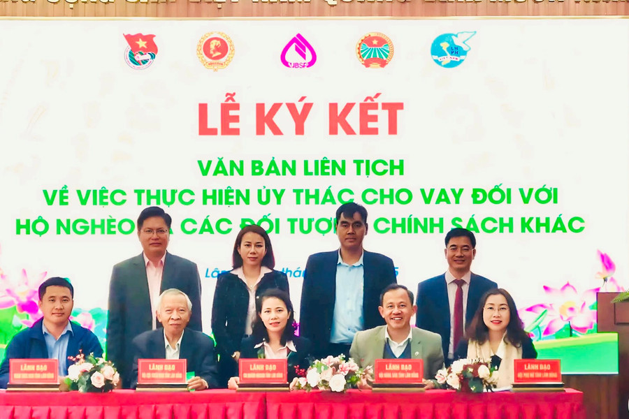Ký kết thực hiện uỷ thác cho vay tín dụng chính sách