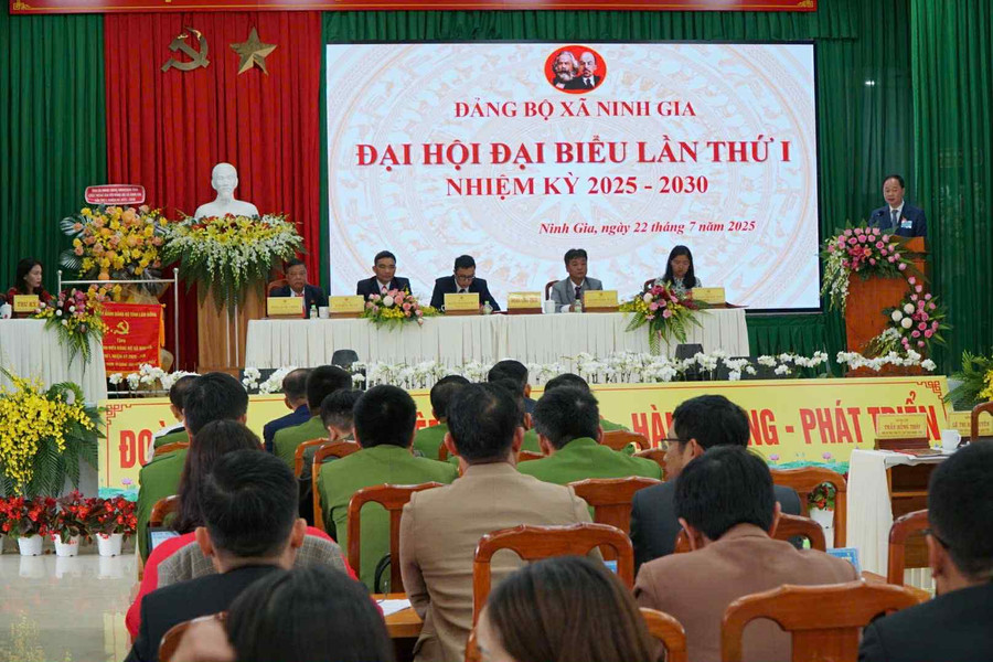 Đồng chí Trần Hồng Thái, Phó Bí thư Tỉnh ủy, Chủ tịch HĐND tỉnh Lâm Đồng dự Đại hội Đảng bộ xã Ninh Gia lần thứ I
