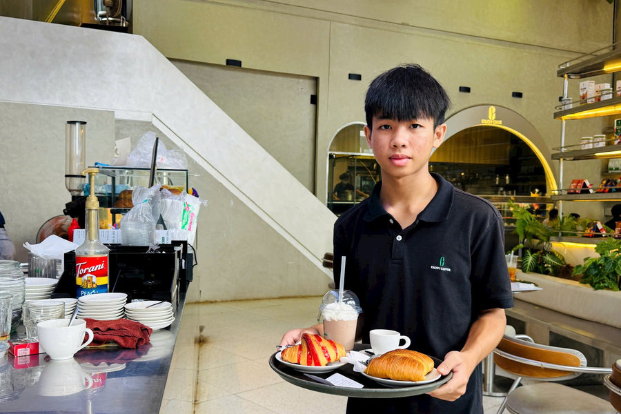 Học sinh trải nghiệm thực tế khi đi làm dịp hè