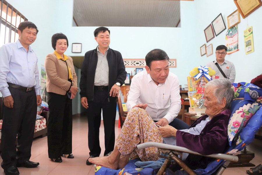 Phó Bí thư Tỉnh ủy Lâm Đồng Bùi Thắng thăm, tặng quà các Mẹ Việt Nam Anh hùng