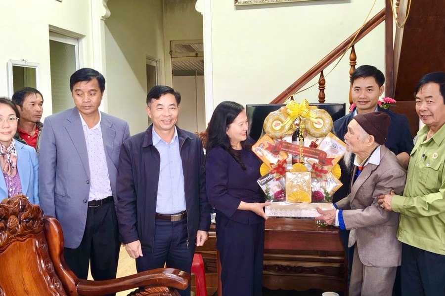 Lãnh đạo phường Lang Biang - Đà Lạt thăm, tặng quà gia đình chính sách