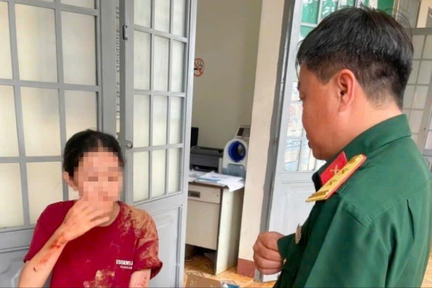 Kịp thời hỗ trợ xe chở đoàn thiện nguyện bị lật tại xã Tà Đùng