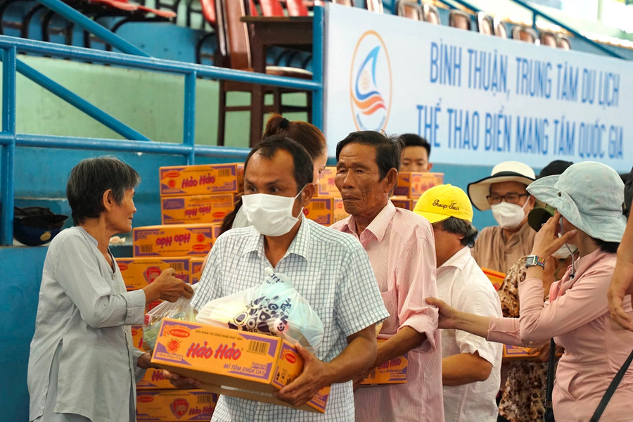 Lâm Đồng: Trao 400 suất quà chia sẻ với các hoàn cảnh khó khăn