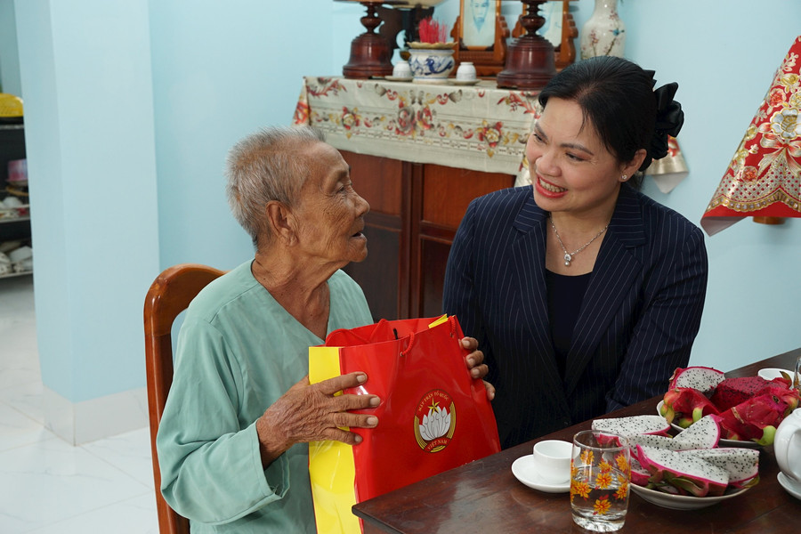 Phó Chủ tịch Ủy ban Trung ương MTTQ Việt Nam Hà Thị Nga thăm Mẹ Việt Nam Anh hùng và gia đình chính sách tại Lâm Đồng