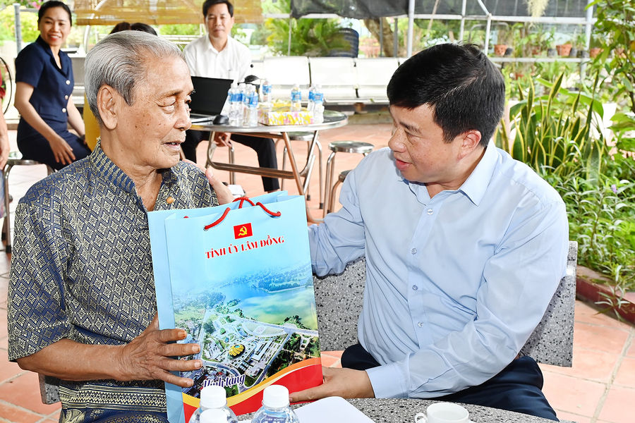 Bí thư Tỉnh ủy Lâm Đồng Y Thanh Hà Niê Kđăm thăm cán bộ lão thành cách mạng