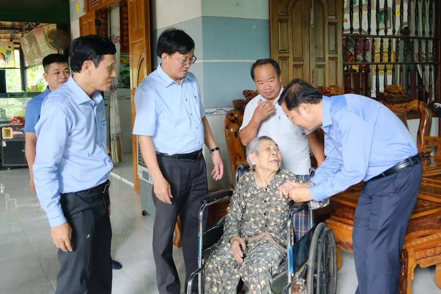 Trưởng Ban Tổ chức Tỉnh ủy Lâm Đồng Tôn Thiện Đồng thăm và tặng quà gia đình chính sách