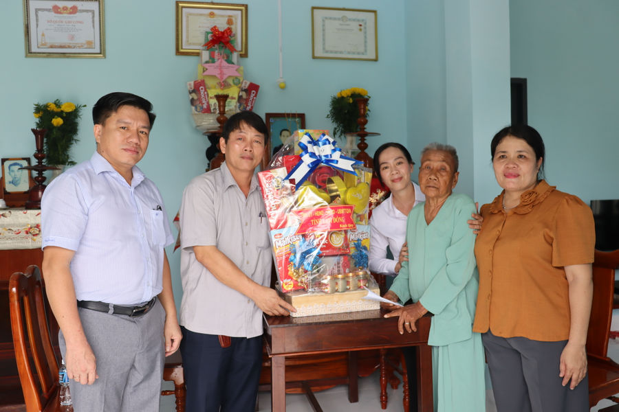 Thăm hỏi, động viên Mẹ VNAH và gia đình Anh hùng Lực lượng vũ trang phường Bình Thuận