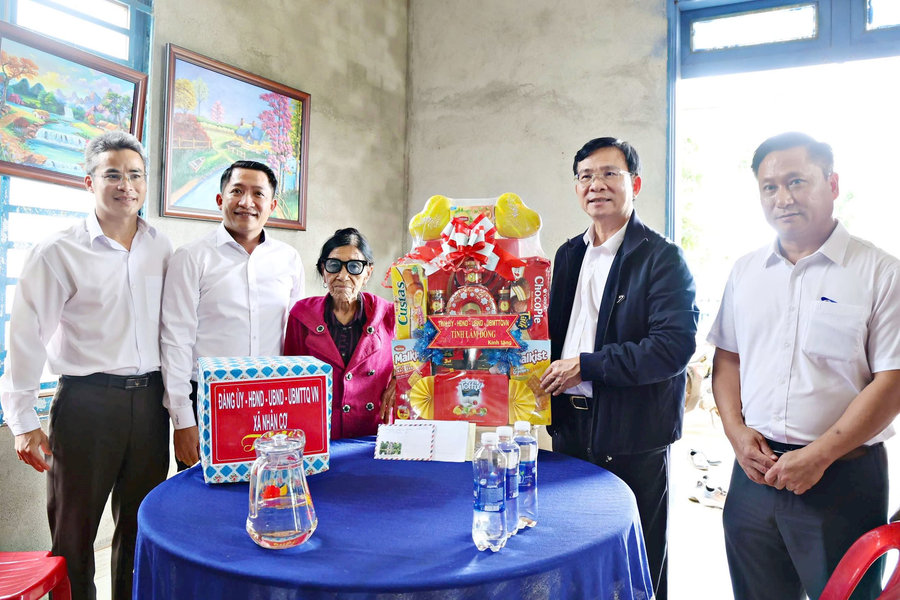 Chủ tịch UBND tỉnh Lâm Đồng Hồ Văn Mười thăm, động viên gia đình cách mạng tại Nhân Cơ