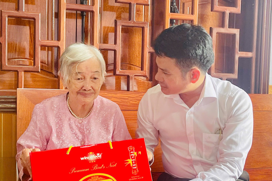 Lãnh đạo Báo và Phát thanh, Truyền hình Lâm Đồng thăm, tặng quà gia đình chính sách, người có công với cách mạng