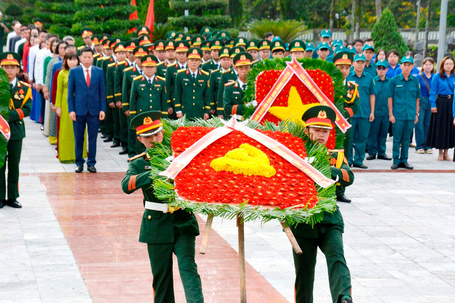 Lãnh đạo tỉnh Lâm Đồng viếng các anh hùng, liệt sĩ tại Nghĩa trang Liệt sĩ Đắk Nông