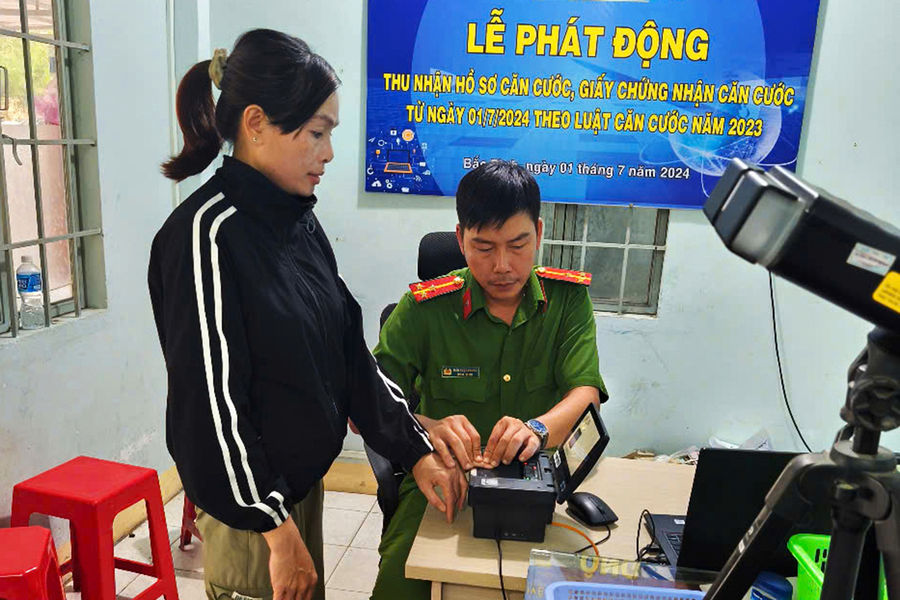 Xuyên trưa phục vụ người dân làm căn cước