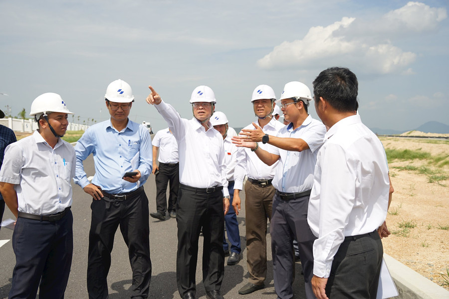Phó Chủ tịch UBND tỉnh Lâm Đồng kiểm tra tiến độ Khu công nghiệp Tân Đức và thăm gia đình chính sách tại xã Tân Minh