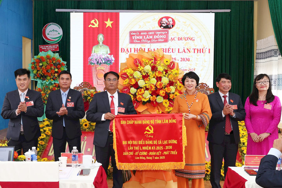 Phó Bí thư Tỉnh ủy, Chủ tịch Ủy ban MTTQ Việt Nam tỉnh Phạm Thị Phúc dự Đại hội tại xã lớn nhất tỉnh