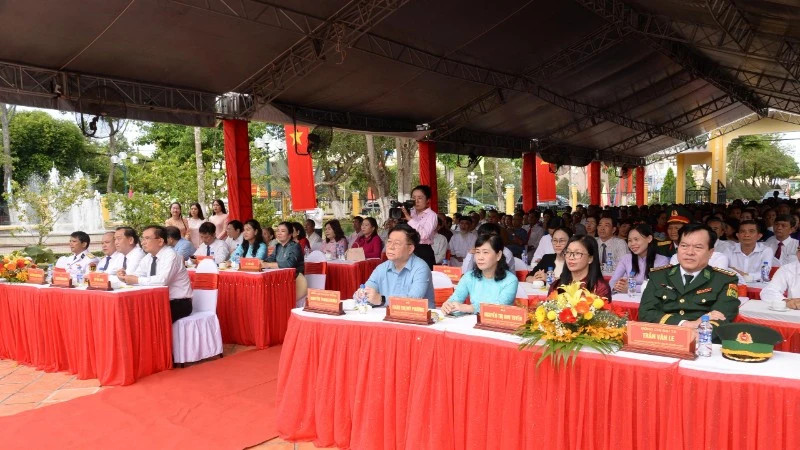 Đồng chí Nguyễn Trọng Nghĩa dự Lễ kỷ niệm Ngày Thương binh-Liệt sĩ tại Đồng Tháp