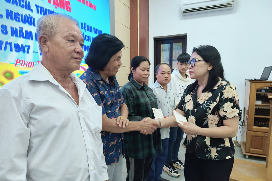 Phó Chủ tịch Ủy ban MTTQ Việt Nam tỉnh Lâm Đồng Bố Thị Xuân Linh thăm và tặng 75 suất quà gia đình người có công