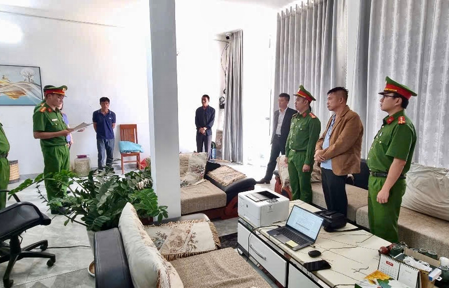 Bắt tạm giam Giám đốc và Phó Giám đốc công ty tơ tằm ở Nam Ban Lâm Hà
