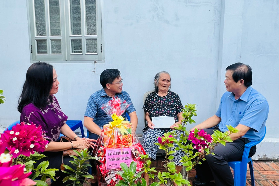 Lãnh đạo Báo và Phát thanh, Truyền hình Lâm Đồng thăm các gia đình chính sách, người có công