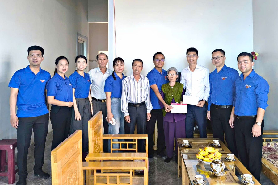 Thủy điện Đại Ninh thăm hỏi, tặng quà gia đình chính sách nhân Kỷ niệm 78 năm ngày Thương binh - Liệt sỹ