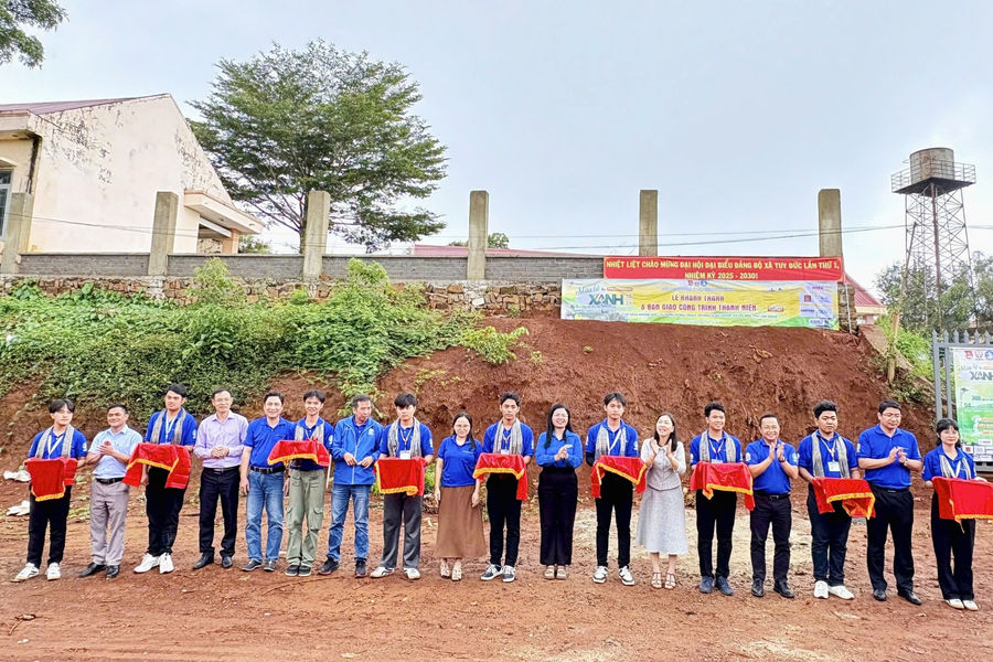 Hỗ trợ nguồn lực hơn 200 triệu đồng cho người dân xã Tuy Đức từ Chiến dịch Mùa hè xanh