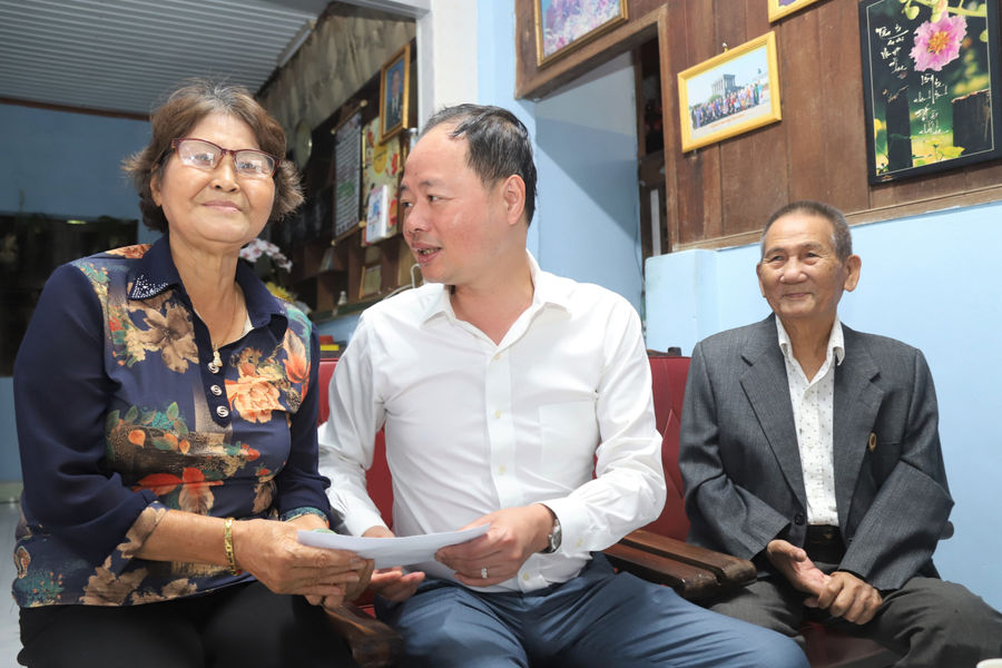 Chủ tịch HĐND tỉnh Lâm Đồng Trần Hồng Thái thăm, tặng quà vợ chồng cựu tù cách mạng