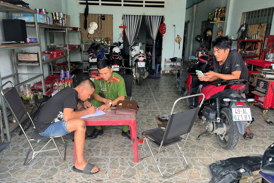 Công an xã Đạ Huoai yêu cầu hơn 30 tiệm sửa xe ký cam kết không độ, chế xe máy