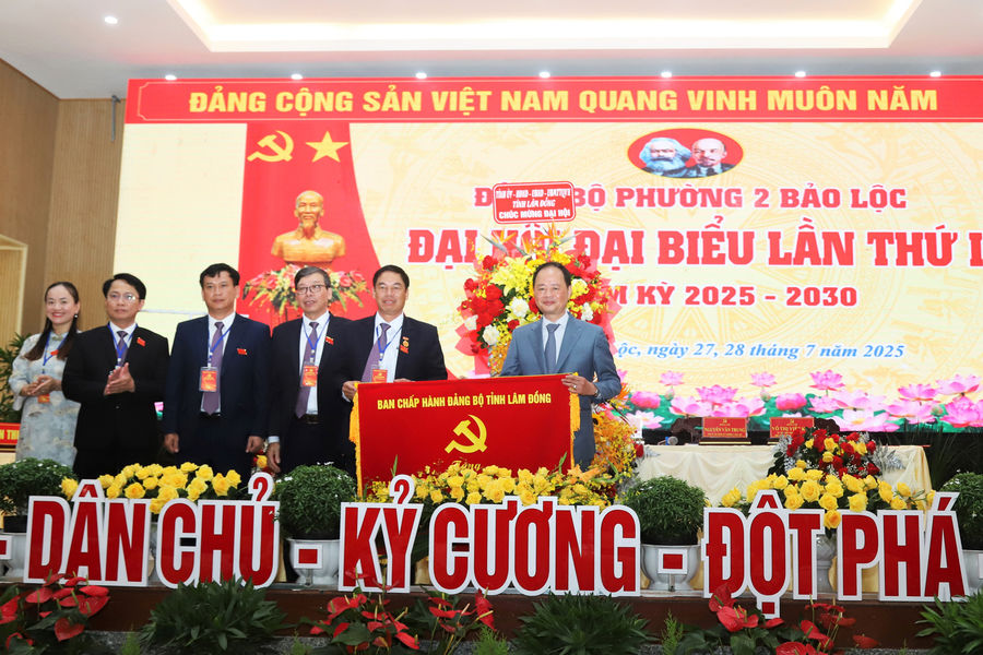 Phó Bí thư Tỉnh ủy, Chủ tịch HĐND tỉnh Lâm Đồng Trần Hồng Thái dự Đại hội Đảng bộ Phường 2 Bảo Lộc