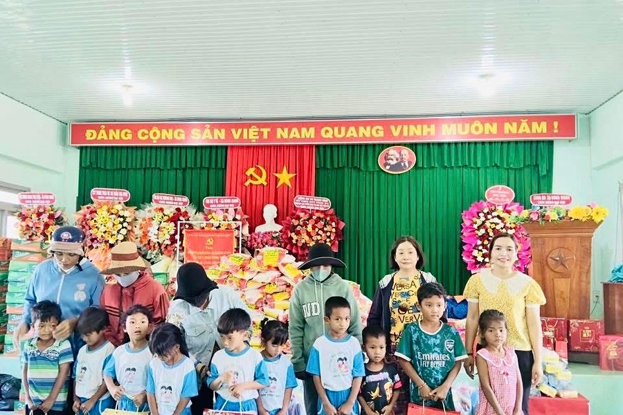 Đông Giang: Tri ân gia đình chính sách, hộ nghèo