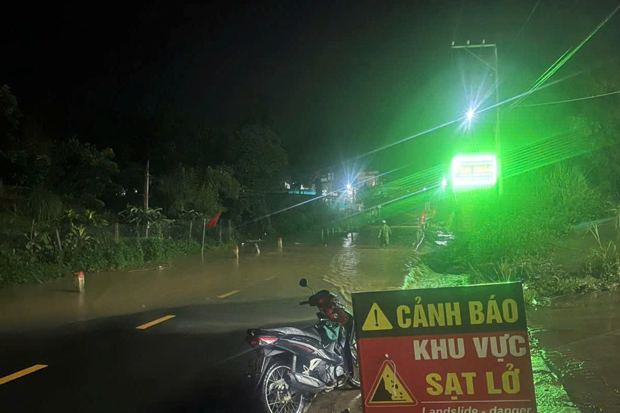 Bảo Lâm 3: Cống ngầm bị ngập, các lực lượng trực xuyên đêm hướng dẫn người dân